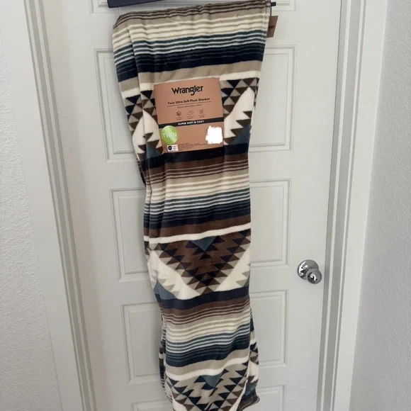 Wrangler Twin Ultra Soft Plush Blanket - Blue, Cream, Brown - NWT - Picture 1 of 2
